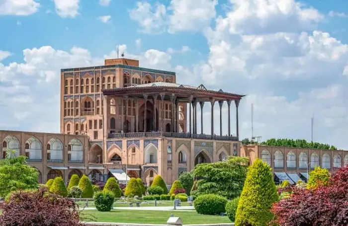 محوطه سازی درختان سرسبز در کنار ساختمان تاریخی کاخ عالی قاپو اصفهان 15654654