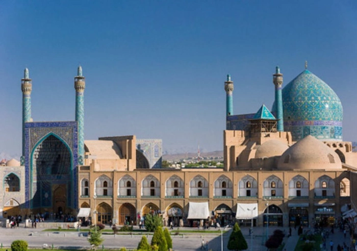 گردش مسافران در حیاط مسجد امام اصفهان 385473857483574