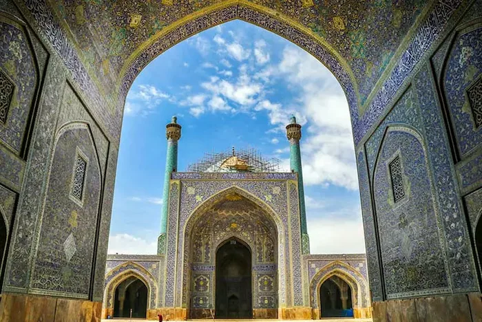 نمایی از ورودی مسجد امام در شهر اصفهان 5485748574