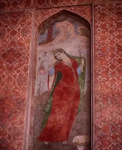 نقاشی یک خانم و مینیاتور داخل کاخ عالی قاپو اصفهان 156453