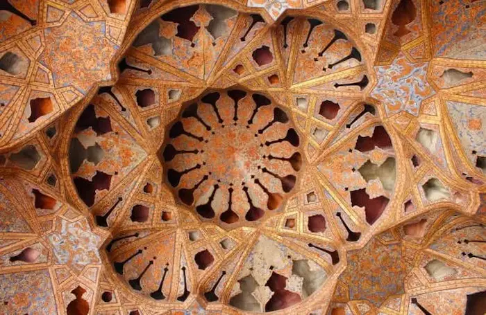 نقش و نگار های سقف قدیمی کاخ عالی قاپو اصفهان 25661
