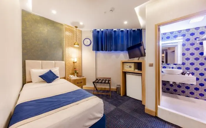 نمای داخلی اتاق خواب با تخت دو نفره و تم آبی و سفید رنگ هتل ستاره اصفهان در نزدیکی کاخ هشت بهشت اصفهان 51645