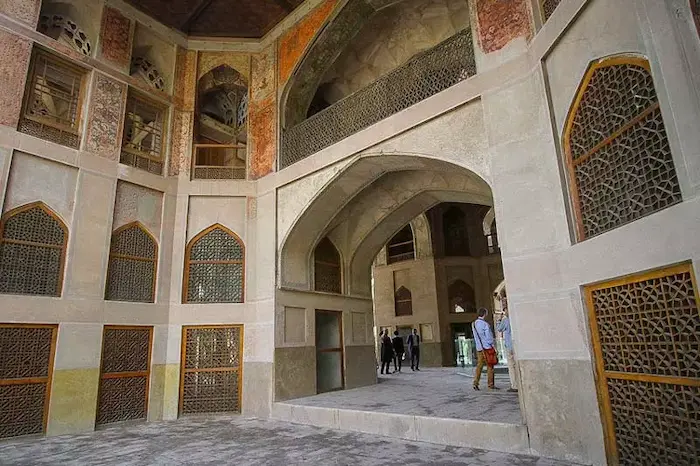 نمای داخلی هشت ضلعی و نقش ونگار های قدیمی و بازدید مردم از کاخ هشت بهشت اصفهان 45454