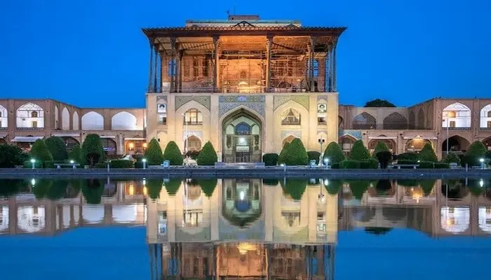 نمای ساختمان قدیمی کاخ عالی قاپو در کنار استخر در اصفهان 156415