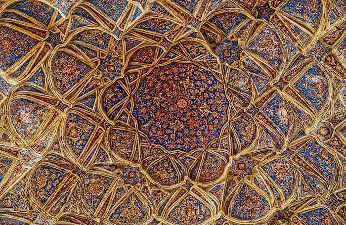 نمای سقف و نقش و نگارهای ظریف در داخل کاخ عالی قاپو اصفهان 2654156