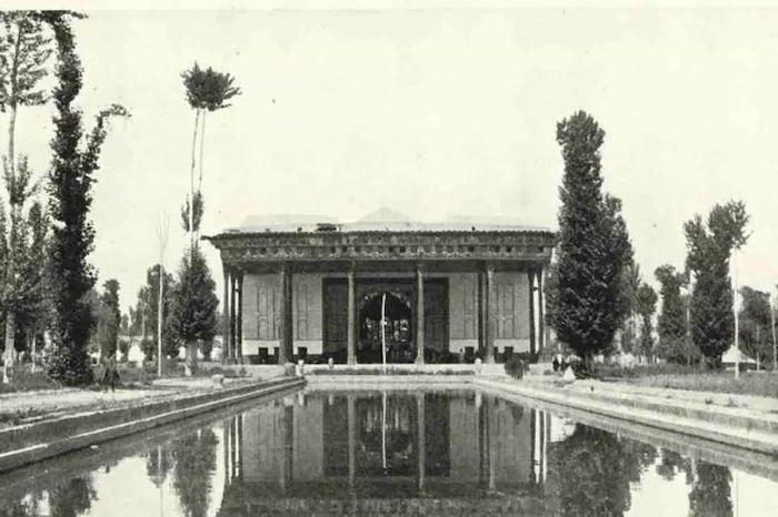 عمارت چهل ستون قدیمی در شهر اصفهان 35413587487