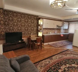 آشپزخانه با کابینت های ام دی اف و کاغذ دیواری طرح دار آپارتمان در اصفهان 4574893