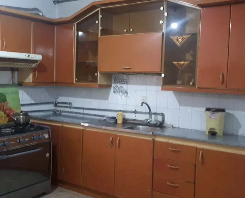 آشپزخانه با کابینت های قهوه ای آپارتمان در اصفهان 7685476459