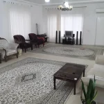 اتاق پذیرایی به همراه مبلمان سفید واحد آپارتمان در خمینی شهر اصفهان 473868760