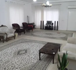 اتاق پذیرایی به همراه مبلمان سفید واحد آپارتمان در خمینی شهر اصفهان 473868760