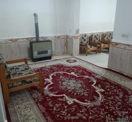 اتاق پذیرایی فرش شده به همراه مبلمان و تلوزیون خانه ویلایی در خمینی شهر 4756876487