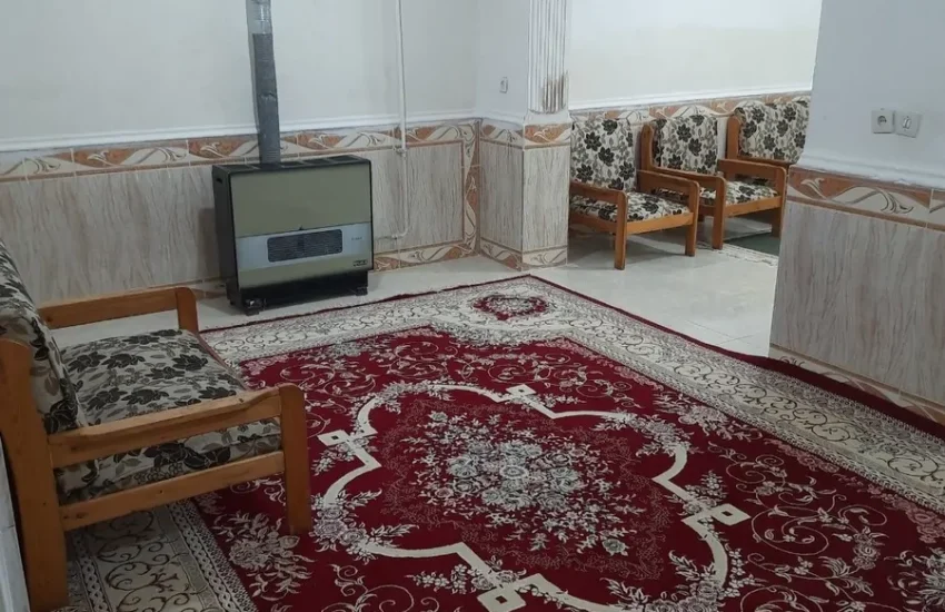 اتاق پذیرایی فرش شده به همراه مبلمان و تلوزیون خانه ویلایی در خمینی شهر 4756876487