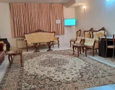 اتاق پذیرایی فرش شده به همراه مبلمان واحد آپارتمان در اصفهان 483568787