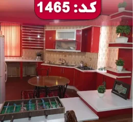 نمایی از آشپزخانه با کابینت های قرمز و سینک استیل خانه ویلایی در اصفهان 855784654