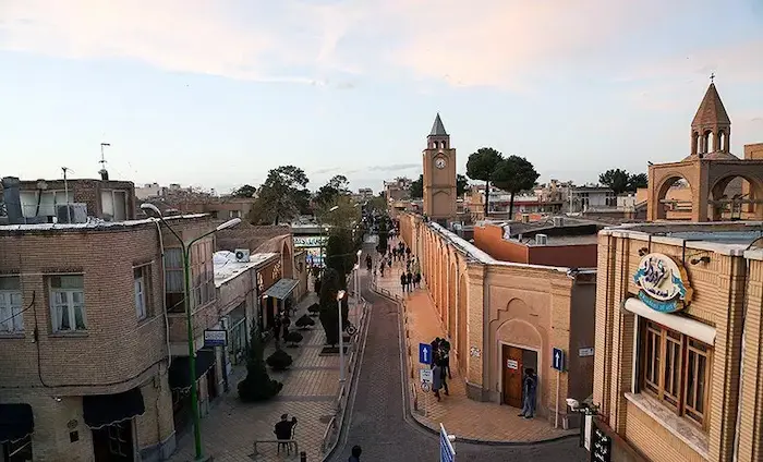 نمایی از بالا از خیابان کلیسا در محل جلفا در قسمت ورودی کلیسای وانک اصفهان و برج ساعت کلیسا 44647757