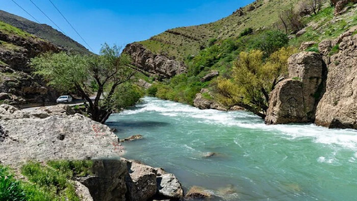 نمایی از سرچشمه رودخانه زاینده رود در یکی از روستاهای آن در اصفهان 15648168768