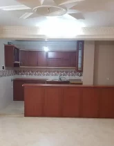 کابینت ها و اوپن چوبی و پرده ی سفید پنچره آشپزخانه آپارتمان در خمینی شهر