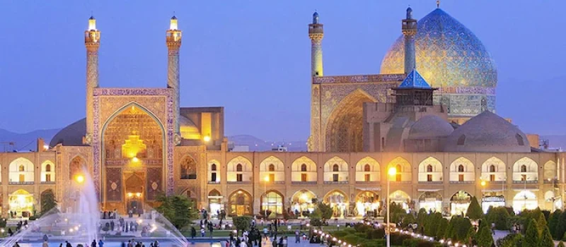 تجمع گردشگران در محوطه مسجد امام در اصفهان