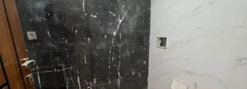 دیوارهای سفید مشکی و توالت ایرانی سرویس بهداشتی آپارتمان در شاهین شهر