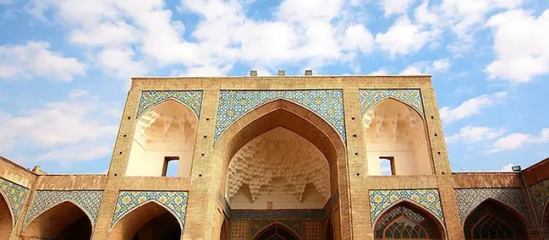 نمای بیرونی ساختمان قدیمی مسجد جامع خوزان در زیر آسمان ابری 45645968745967