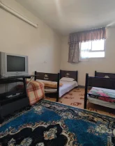 اتاق خواب و تلوزیون قدیمی و نورگیر خانه ویلایی در شاهین شهر 86478