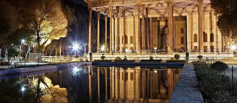 نمای شب عمارت چهل ستون در اصفهان 138438763874
