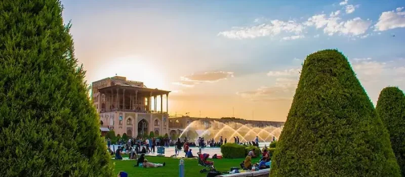 درختان سرسبز در کنار محوط سازی و ساختمان قدیمی عالی قاپو اصفهان و بازدید مردم از این محوطه 1564154