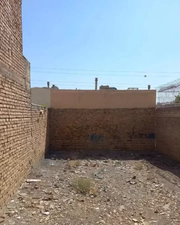 سنگ ریزه در محوطه زمین مسکونی در نجف آباد