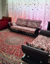اتاق نشیمن فرش شده به همراه مبلمان و پرده های خانه ویلایی در اصفهان 454865