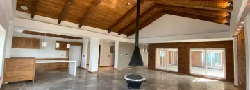 اتاق نشیمن با سقف چوبی و آشپزخانه آپارتمان در فولادشهر 15648644