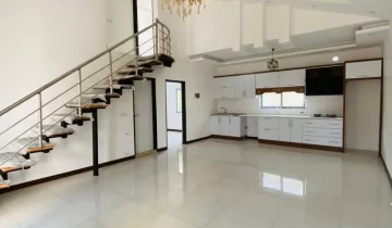 نمای کلی از سالن نشیمن و آشپزخانه و پله های طبقه دوم 454522100015