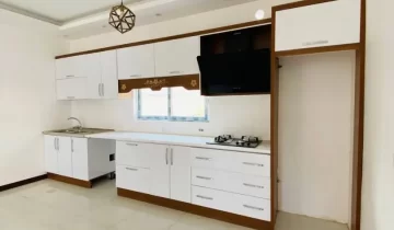 آشپزخانه مدرن با کابینت های سفید و طرح چوب 58454545211