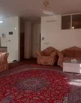 اتاق پذیرایی فرش شده به همراه میلمان آپارتمان در نجف آباد 48564