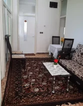 اتاق پذیرایی مبله فرش شده با میز غذا خوری 2 نفره خانه ویلایی در اصفهان 415689476